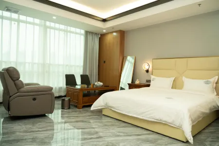 Luhe Weiyi Hotel Отели в г. Лухэ