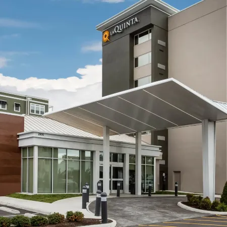 La Quinta Inn & Suites by Wyndham Virginia Beach Отели рядом с достопримечательностью «Кроатан-Бич»