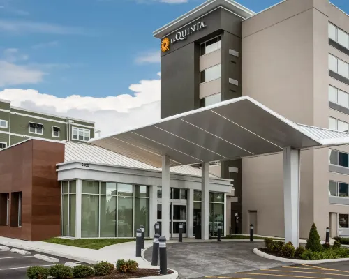 La Quinta Inn & Suites by Wyndham Virginia Beach Hotels near Cavalier Park