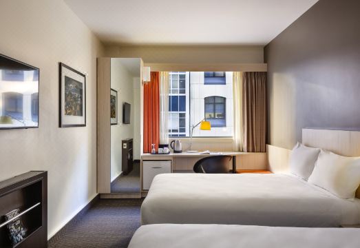 이비스 웰링턴의 현대적인 로비 또는 객실