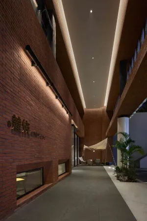 Weilu Hotel (Zhengzhou Jinshui Road Yanzhuang Metro Station Branch)