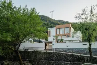 Hanmu Chunhua Mountain Ye Tangquan Meishu 장룡백포(장룽바이푸) 주변 호텔