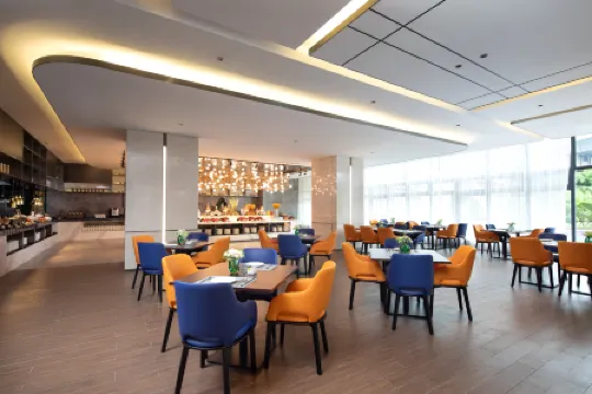 Hampton by Hilton Haikou East Railway Station Отели рядом с достопримечательностью «Haikou Li Shuoxun Martyrs Memorial Pavilion»