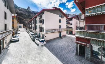 Jinchen Holiday Hotel (Jiuzhaigou Visitor Center)