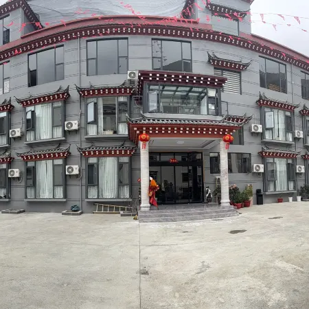 Deqin Benzilan Senman•S Hotel