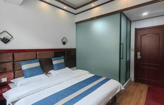 Bianba Huadu Business Hotel