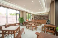 Chushan Residence · Courtyard-Style Hotel | Mellow · Soft · Garden Boutique Stay (Tekes Bagua City) - พร้อมอาหารเช้า