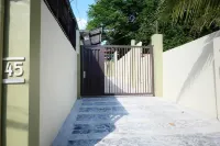 The Leaf House Hotel dekat AUG Student Services Manila