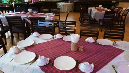 Golden Pine Beach Resort Отели рядом с достопримечательностью «Wat Wang Yao»