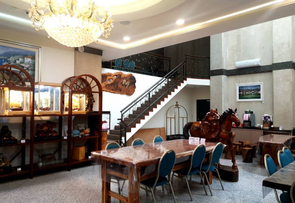 깔끔하고 정돈된 호텔 로비 이미지