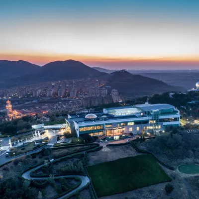 Qingdao Tiantai Mountain le'ai Hot Spring Art Hotel Отели рядом с достопримечательностью «Baden Village»