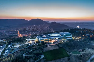 Qingdao Tiantai Mountain le'ai Hot Spring Art Hotel Hôtels à : Hot Spring/Blue Silicon Valley Business Circle