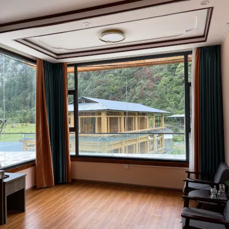 Yubeng Holiday Inn
