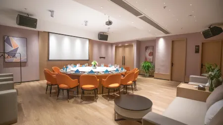 Xinghe Grand Hotel Отели рядом с достопримечательностью «Giant Buddha in Rong County»