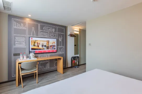 Ibis Hotel (Yanbian University Net Red Wall)