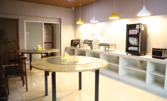 Super 8 Hotel (Jinzhou Leimonde International Auto City)