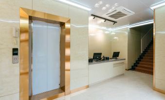 The lobby or reception area at Antony Palace Hotel is designed with a touch of elegance and sophistication, providing a seamless experience for guests at Jingu Business Hotel (Chigang Subway Station, Guangzhou Weizhou Convention and Exhibition Center)