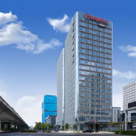 Hampton by Hilton Wuxi East Railway Station Отели в г. Уси