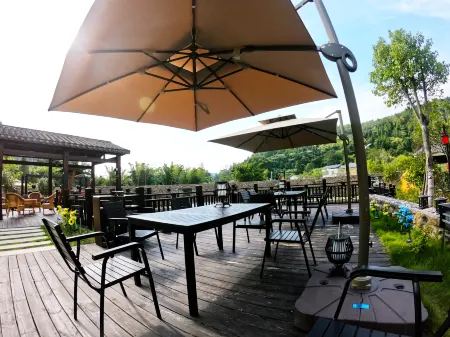 Three hundred mountain guest and leave lotus heart Отели рядом с достопримечательностью «Sanbaishan Mountain Scenic Area»