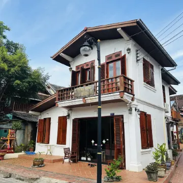 Villa Phonethip Mekong Riverside Отели рядом с достопримечательностью «Ват Сенсоухарам»