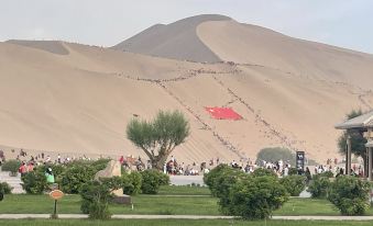 Dunhuang Xichen Yishe Homestay (Crescent Spring Mingsha Mountain Scenic Area Branch)