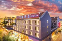 Maitreya Sanlong Hotel (Huquan Hot Spring Ecological Park Honghe Water Town Branch)