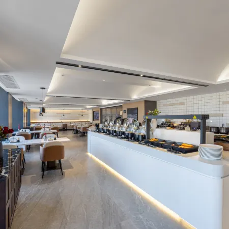 Xinyi Center Qingnian Road Atour Hotel