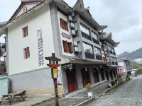 百里杜鵑花溪雲畔