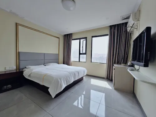 OYO Guangyuan Business Hotel (Xinyang Railway Station Tianrun Plaza) - 2 Yıldız