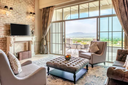 Mövenpick Resort Khao Yai Отели рядом с достопримечательностью «Wat Sap Setthi Wanaram»