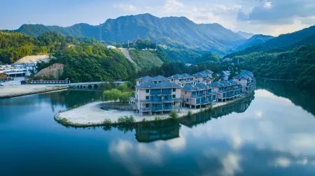 Rainbow Village Dabie Mountain Resort Отели рядом с достопримечательностью «Rainbow Waterfall Scenic Spot In The Dabie Mountains»