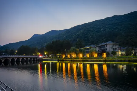 Rainbow Village Dabie Mountain Resort Отели рядом с достопримечательностью «Rainbow Waterfall Scenic Spot In The Dabie Mountains»