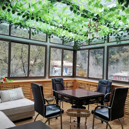 Cailin Holiday Manor