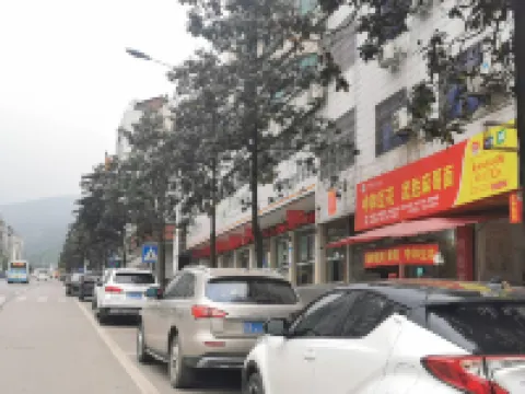 Huaying Qianli Express Hotel Hotels in Huaying