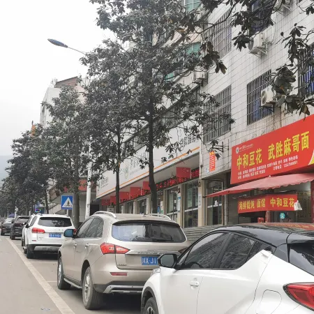Huaying Qianli Express Hotel