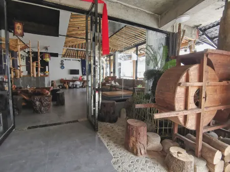 MINGLAIPALACE HOTEL Отели рядом с достопримечательностью «Gaozeng Dongzhai»