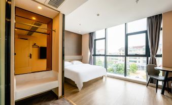 Runlong Hotel Fengcheng High speed Railway Station Longrun City Square Branch