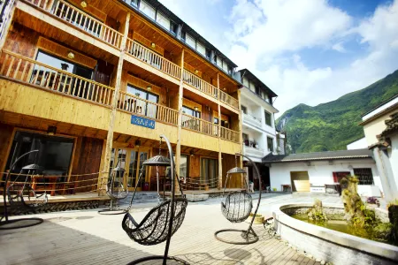 Fanjing Mountain Nanyi Homestay Отели рядом с достопримечательностью «Yamugou Scenic Area»