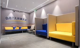 7 Days Inn (Shanghai Yichuan Road)