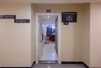 Runaway bear E-sports Hotel