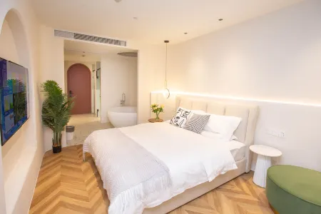 Shanghai July Light Luxury Hotel