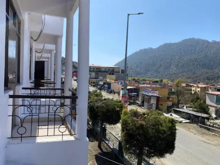 Goroomgo Kanara Hotel Bhimtal - Parking Facilities - Excellent Service