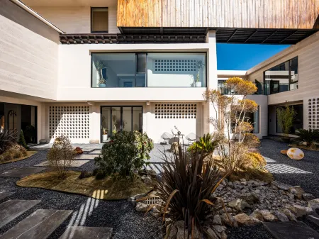 Yixin Moon Earthly HYGGE|Space Art Hotel (Dukezong Ancient City Prayer Wheel Store) Отели в г. Шангри-Ла