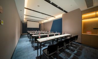 Kyriad Hotel (Chongqing Dadukou Pedestrian Street Xinshancun Light Rail Station)