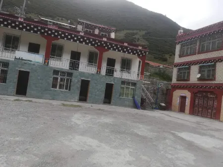 Batang Yayu Inn Отели рядом с достопримечательностью «Hot Spring Boiled Tibetan Eggs»