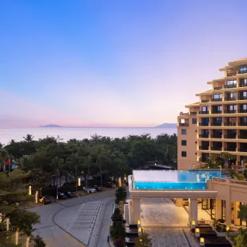 Golden Phoenix Sea View Hotel Hotel dekat Yemeng Veranda