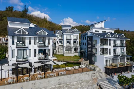 Sunshine Liv. Отели рядом с достопримечательностью «Sail Rock»