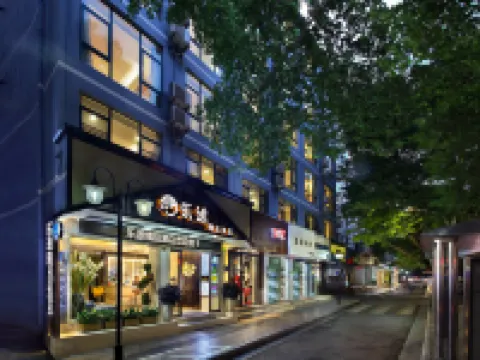 Lijiang Letu Boutique Hotel (Guilin Liangjiang Sihu Dongxi Alley) Hotel berhampiran Two Rivers and Four Lakes