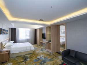 Platinum light luxury hotel in Mengzi City