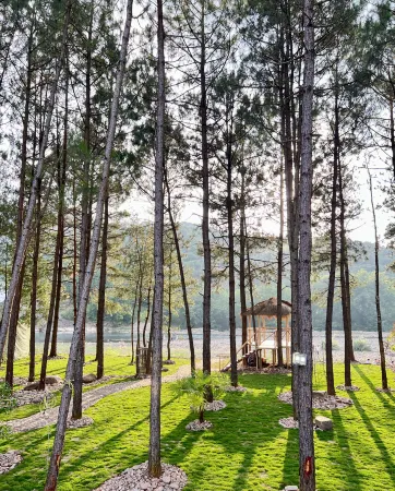 Rongyue Xianju Emerald GreenWeir Homestay Отели рядом с достопримечательностью «Gaoqian Ancient Residence»